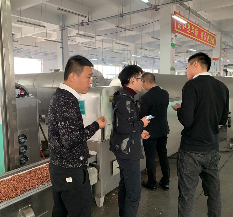 11月12日，內(nèi)蒙鄂爾多斯客戶來許昌智工現(xiàn)場(chǎng)試機(jī)6米電磁生產(chǎn)線炒制磨醬花生米！