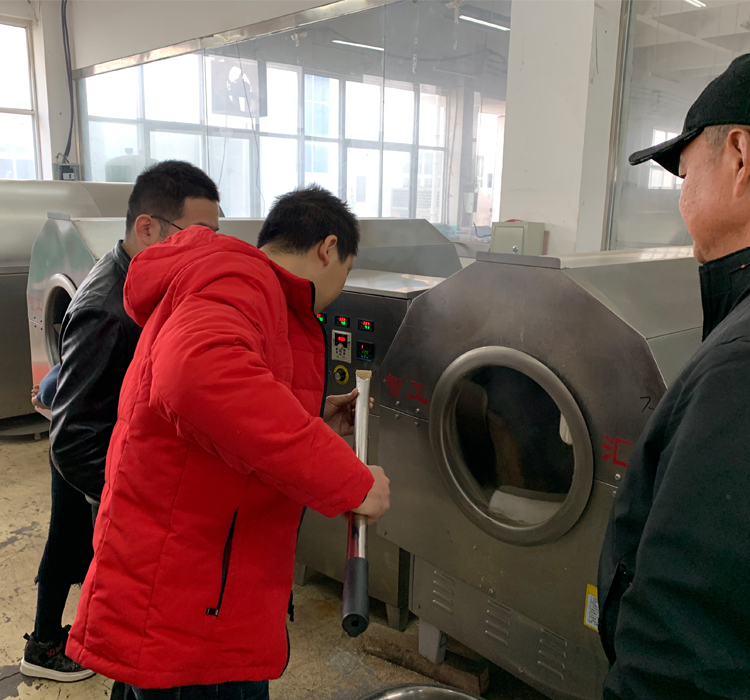 11月19日，河北客戶一行三人自駕車來許昌智工考察試機(jī)電磁炒貨機(jī)炒制水洗做油芝麻！