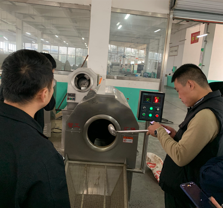 11月21日，湖北宜昌客戶一行三人自帶原料（玉米豆）來廠試機(jī)并現(xiàn)場(chǎng)訂購(gòu)電磁炒貨機(jī)一臺(tái)！