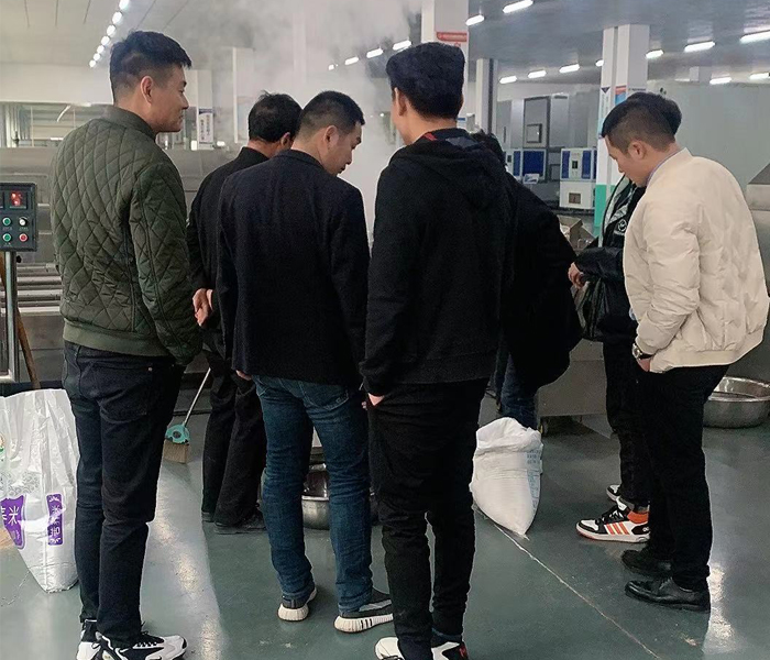 鄭州客戶(hù)來(lái)廠試用小型電磁炒貨機(jī)加工苦蕎 鄭州客戶(hù)來(lái)廠試用小型電磁炒貨機(jī)加工苦蕎
