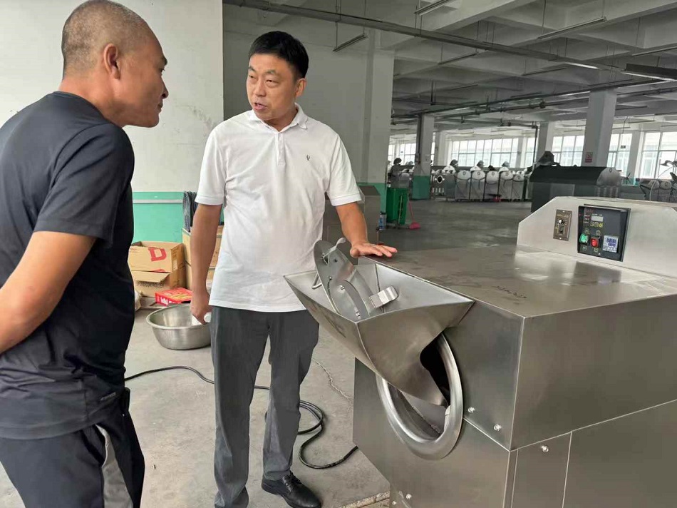 河南魯山客戶(hù)光臨許昌智工考察電磁炒貨機(jī)
