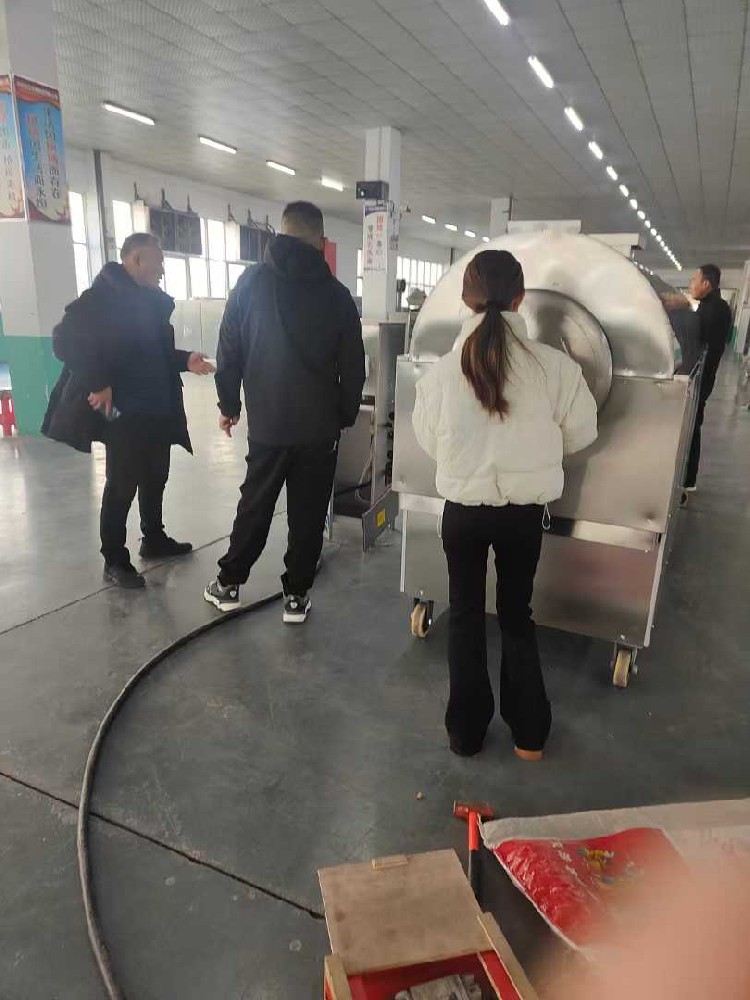 云南客戶(hù)來(lái)廠考察試機(jī)電磁炒貨機(jī)炒花生果