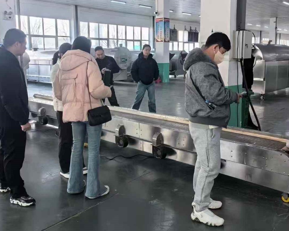 鄭州重慶韓國(guó)三地客戶(hù)光臨許昌智工考察電磁炒貨機(jī)